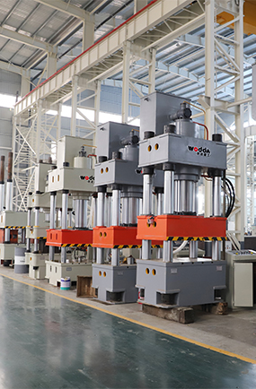 油壓機(jī)廠家車間情景