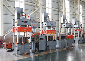 油壓機(jī)廠家車間情景