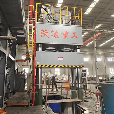 石墨坩堝油壓機-2000噸坩堝成型油壓機