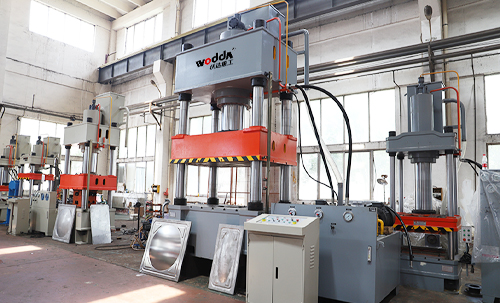 吉林客戶定制500噸不銹鋼水箱成型油壓機試機