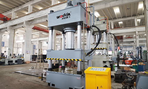 上海顧客定制315噸金屬冷壓成型四柱油壓機裝車發(fā)貨