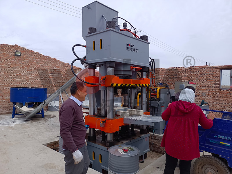 630噸鹽磚成型油壓機