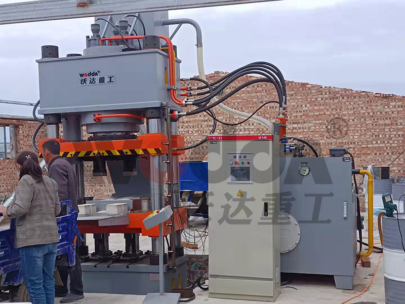 630噸鹽磚成型油壓機