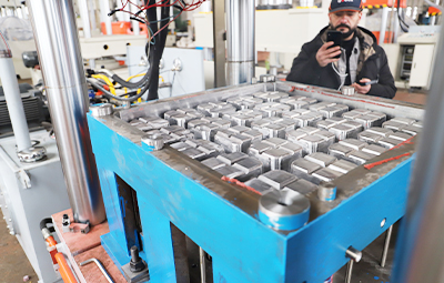 315噸樹脂井蓋成型油壓機用途和特點