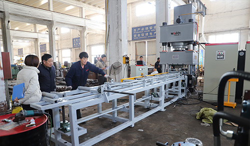 多功能四柱油壓機多少錢一臺？