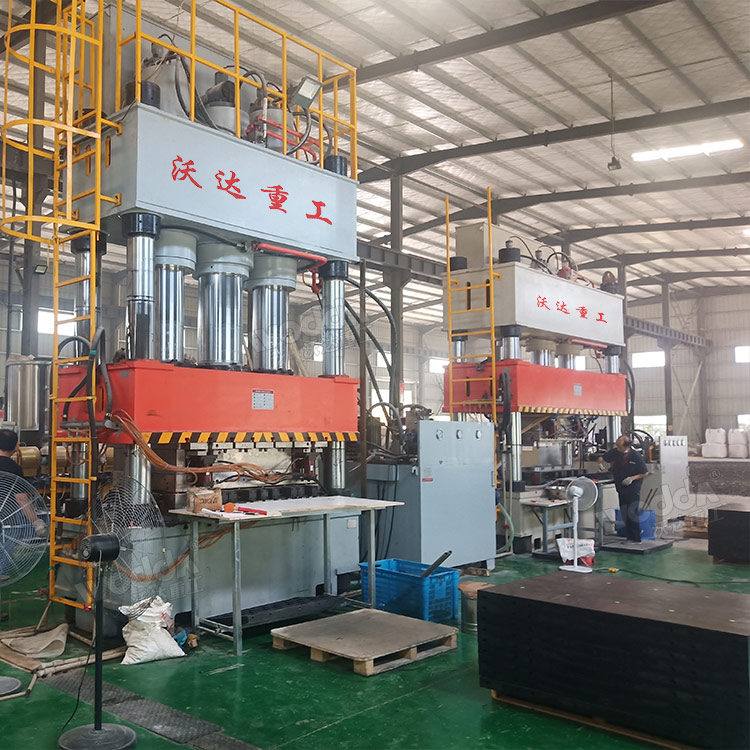 1000噸塑料建筑模板成型油壓機.jpg