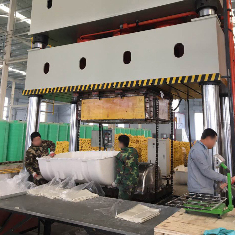 玻璃鋼化糞池成型油壓機(jī)現(xiàn)場(chǎng).jpg