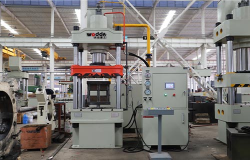 四柱油壓機(jī)在金屬加工行業(yè)的應(yīng)用