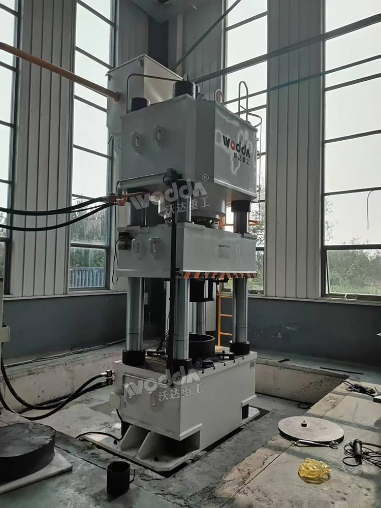 1000噸三梁四柱油壓機(jī)試機(jī).jpg