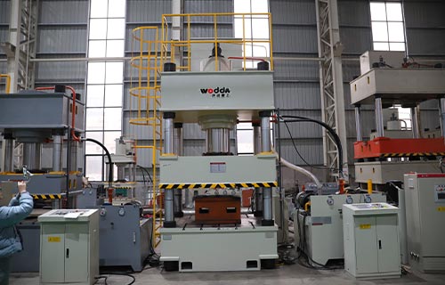 630噸三梁四柱油壓機(jī)（液壓機(jī)、壓力機(jī)）