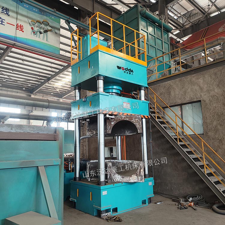 630噸四柱油壓機(jī)熱壓彎頭成型