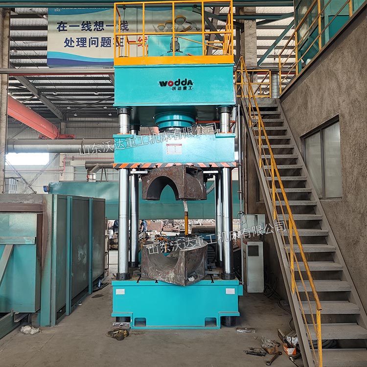630噸熱壓彎頭成型油壓機現(xiàn)場.jpg