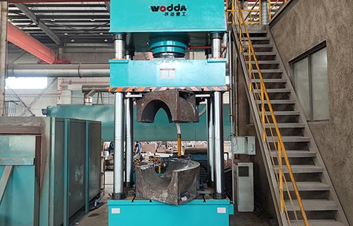 630噸四柱油壓機熱壓彎頭一次成型